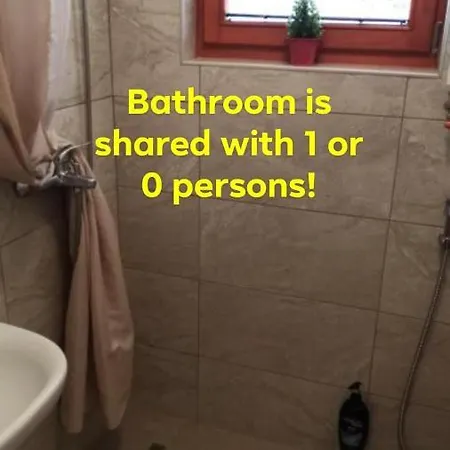 בית אירוח Cozy With A Balcony