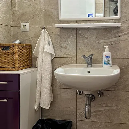 Cozy With A Balcony בית אירוח *